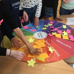 Foto EF leerlingen aan het werk vierkant