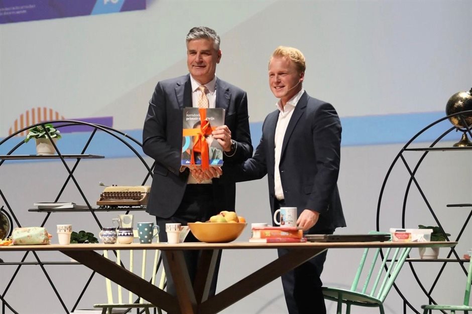 Overhandiging kerndoelen SLO aan Koen Becking